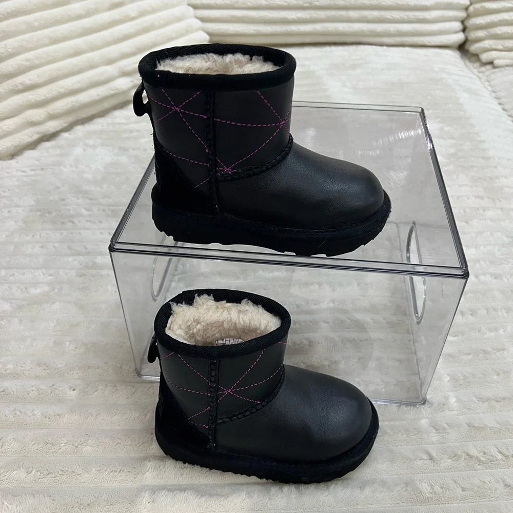 UGG Australia Toddler Classic Mini Pearlized Boots Size Kids 7 Color Black/Pink